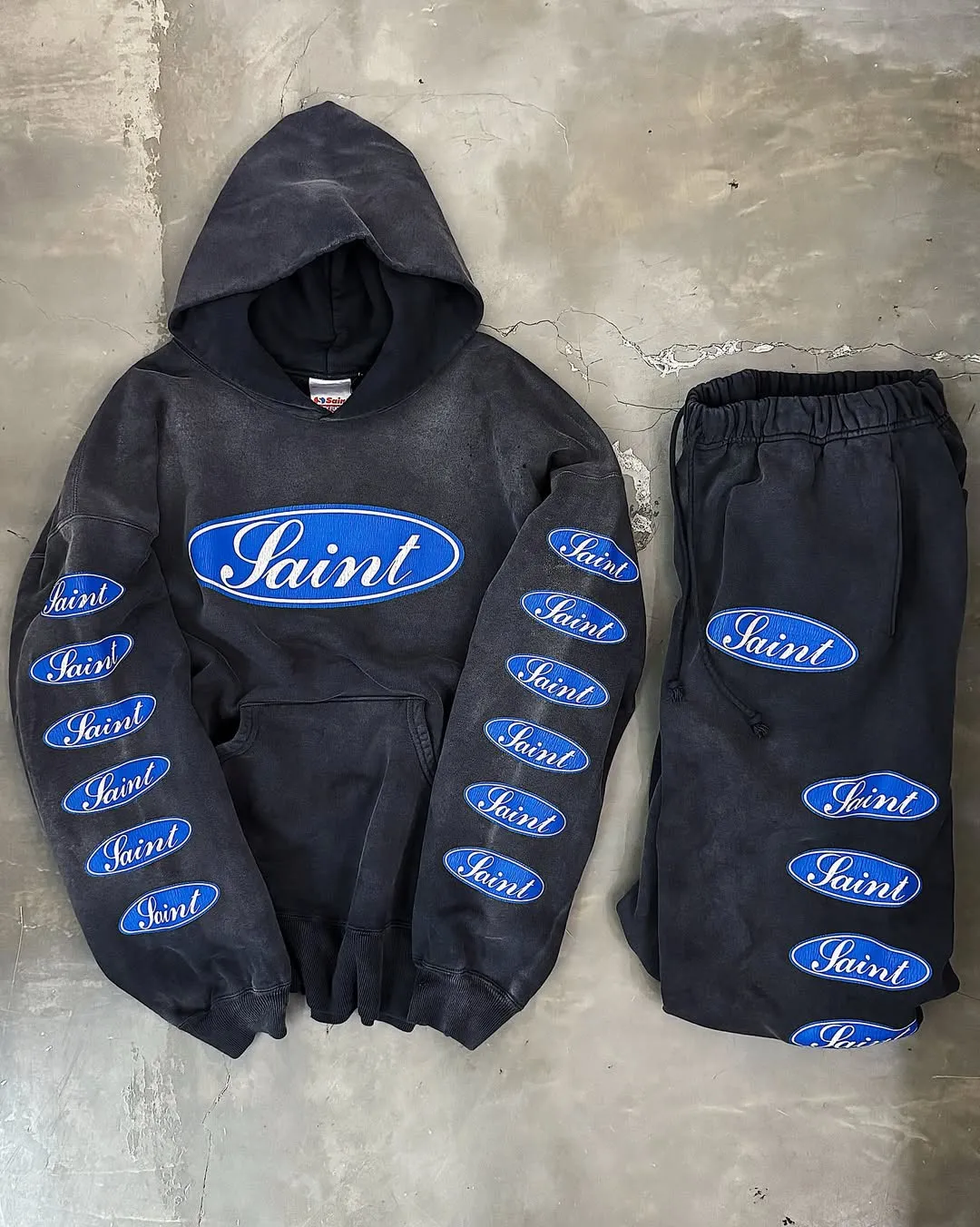 SAINT Mxxxxxx HOODIE/LOVE AMONG/BLK blue SAINT barrage slogan hoodie, washed black S-XL, the latest version, revised many times, the version is closer to the original version, and the street flavor is stronger! Heavy washing with water-sprayed fading process for stronger distressing effect. Handmade wormhole destruction treatment. Authentic level extreme distressed crack printing. The main mark and wash mark are all correct versions.
